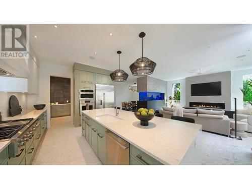 2530 Abbott Street, Kelowna, BC - Indoor Photo Showing Kitchen With Upgraded Kitchen