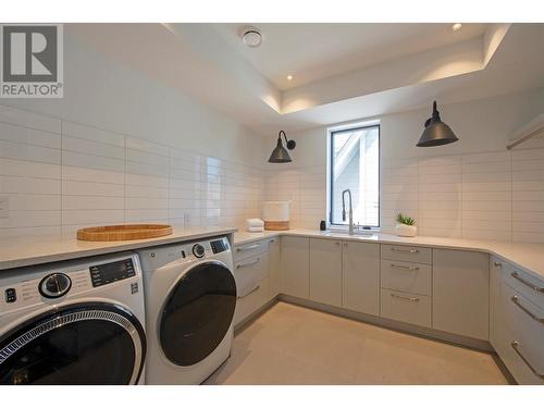 2530 Abbott Street, Kelowna, BC - Indoor Photo Showing Laundry Room