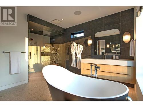 2530 Abbott Street, Kelowna, BC - Indoor Photo Showing Bathroom