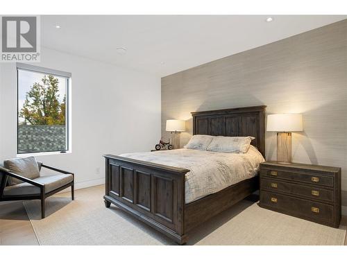 2530 Abbott Street, Kelowna, BC - Indoor Photo Showing Bedroom