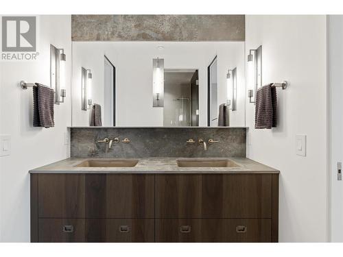 2530 Abbott Street, Kelowna, BC - Indoor Photo Showing Bathroom