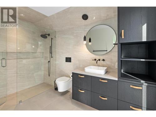 2530 Abbott Street, Kelowna, BC - Indoor Photo Showing Bathroom