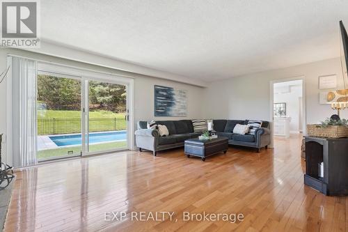 2298 15Th Sideroad, New Tecumseth, ON - Indoor Photo Showing Living Room