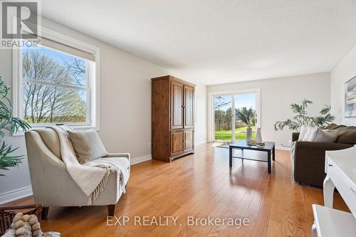 2298 15Th Sideroad, New Tecumseth, ON - Indoor Photo Showing Living Room