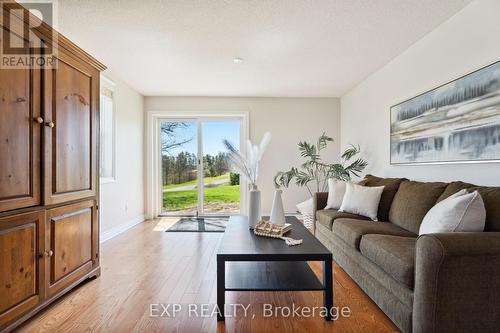 2298 15Th Sideroad, New Tecumseth, ON - Indoor Photo Showing Living Room