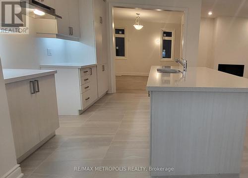 10 Wraggs Road, Bradford West Gwillimbury, ON - Indoor Photo Showing Kitchen