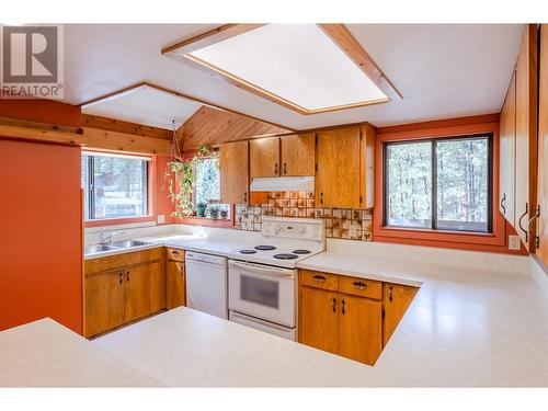 3815 Forsyth Drive, Penticton, BC - Indoor Photo Showing Kitchen