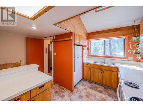 3815 Forsyth Drive, Penticton, BC - Indoor Photo Showing Kitchen