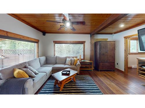 692 9Th Avenue, Fernie, BC - Indoor Photo Showing Living Room