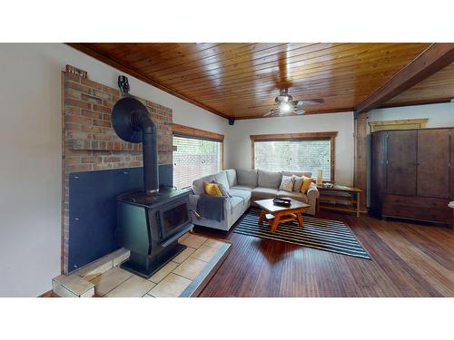 692 9Th Avenue, Fernie, BC - Indoor Photo Showing Living Room