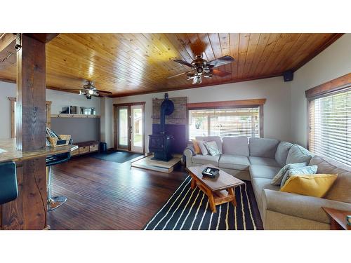 692 9Th Avenue, Fernie, BC - Indoor Photo Showing Living Room