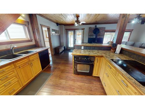 692 9Th Avenue, Fernie, BC - Indoor Photo Showing Kitchen With Double Sink