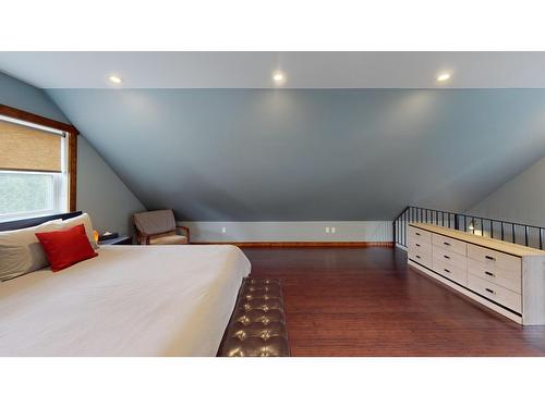 692 9Th Avenue, Fernie, BC - Indoor Photo Showing Bedroom