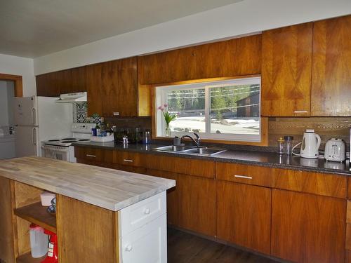 3915 Old Red Mountain Road Road, Rossland, BC - Indoor Photo Showing Kitchen With Double Sink