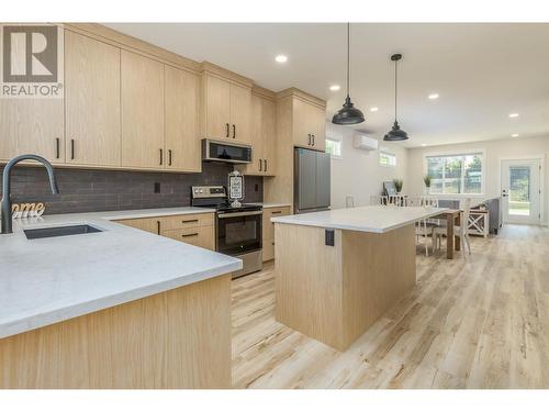 2354 6 Avenue Se, Salmon Arm, BC - Indoor Photo Showing Kitchen With Upgraded Kitchen