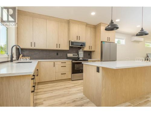 2354 6 Avenue Se, Salmon Arm, BC - Indoor Photo Showing Kitchen With Upgraded Kitchen