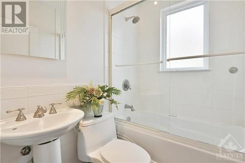 main bath - 391 Greenwood Avenue, Ottawa, ON - Indoor Photo Showing Bathroom