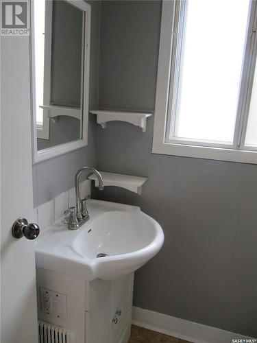 303 3Rd Avenue W, Watrous, SK - Indoor Photo Showing Bathroom