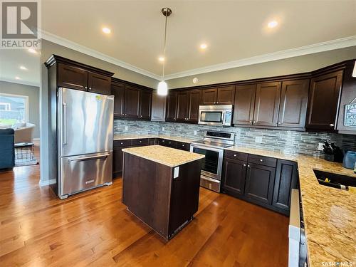 820 Hamilton Drive, Swift Current, SK - Indoor Photo Showing Kitchen With Double Sink With Upgraded Kitchen