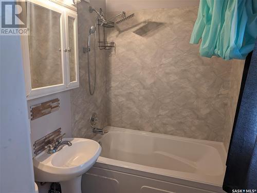420 5Th Avenue Nw, Swift Current, SK - Indoor Photo Showing Bathroom