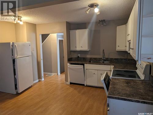 420 5Th Avenue Nw, Swift Current, SK - Indoor Photo Showing Kitchen