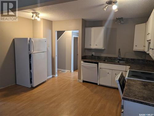 420 5Th Avenue Nw, Swift Current, SK - Indoor Photo Showing Kitchen