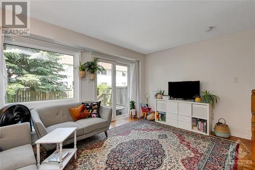 122 Scout Street, Ottawa, ON - Indoor Photo Showing Living Room