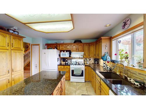 4144 29Th Street S, Cranbrook, BC - Indoor Photo Showing Kitchen With Double Sink