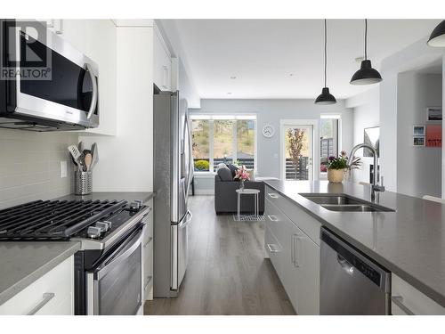 12798 Lake Hill Drive Unit# 42, Lake Country, BC - Indoor Photo Showing Kitchen With Double Sink With Upgraded Kitchen