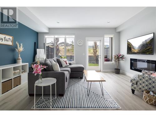 12798 Lake Hill Drive Unit# 42, Lake Country, BC - Indoor Photo Showing Living Room