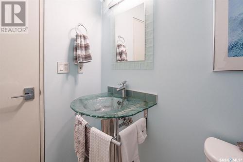 616 Saskatchewan Crescent E, Saskatoon, SK - Indoor Photo Showing Bathroom