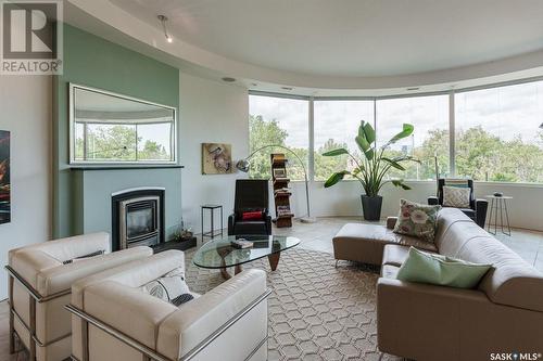 616 Saskatchewan Crescent E, Saskatoon, SK - Indoor Photo Showing Living Room With Fireplace