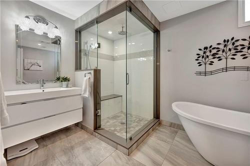 197 Stone Church Road W, Hamilton, ON - Indoor Photo Showing Bathroom
