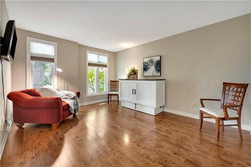 197 Stone Church Road W, Hamilton, ON - Indoor Photo Showing Living Room