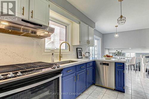127 Golfview Road, London, ON - Indoor Photo Showing Kitchen With Upgraded Kitchen