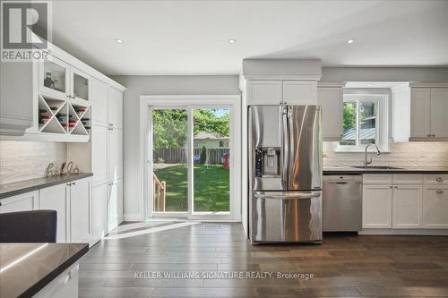 3082 Parkgate Crescent, Burlington, ON - Indoor Photo Showing Kitchen With Upgraded Kitchen
