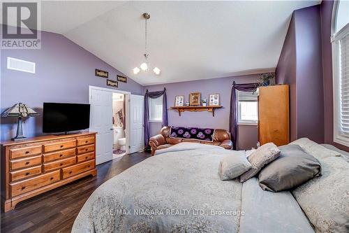 2464 Diane Street, Fort Erie, ON - Indoor Photo Showing Bedroom