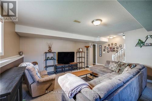 2464 Diane Street, Fort Erie, ON - Indoor Photo Showing Living Room