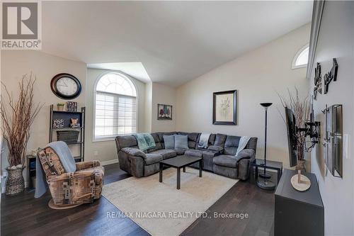 2464 Diane Street, Fort Erie, ON - Indoor Photo Showing Living Room With Fireplace