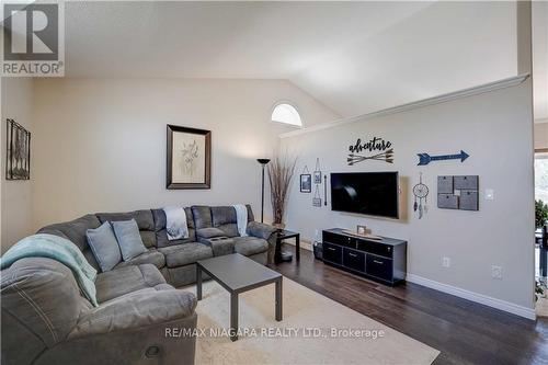 2464 Diane Street, Fort Erie, ON - Indoor Photo Showing Living Room