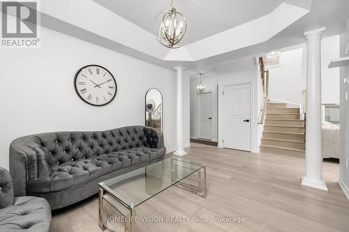 19 Grey Wing Avenue, Georgina, ON - Indoor Photo Showing Living Room