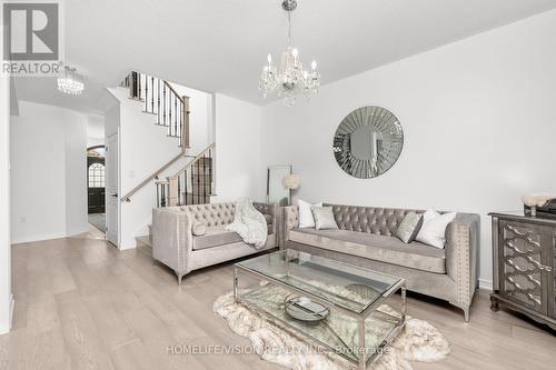 19 Grey Wing Avenue, Georgina, ON - Indoor Photo Showing Living Room
