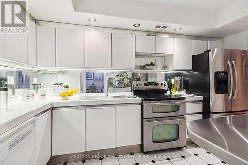 511 - 2045 Lake Shore Boulevard W, Toronto, ON - Indoor Photo Showing Kitchen With Double Sink