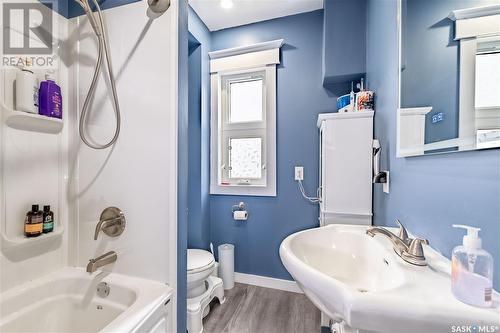 1164 3Rd Avenue Nw, Moose Jaw, SK - Indoor Photo Showing Bathroom