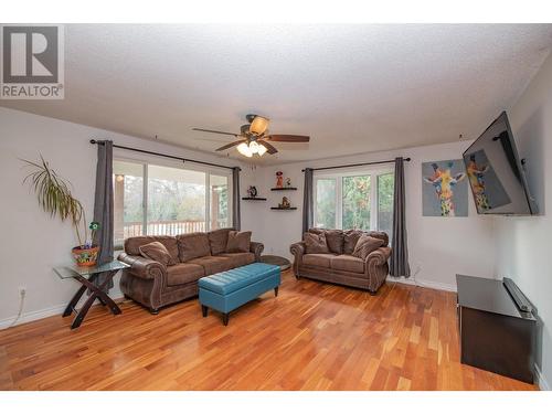 3054 Dunsmuir Road, Vernon, BC - Indoor Photo Showing Living Room