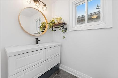 26 Sandra Crescent, Grimsby, ON - Indoor Photo Showing Bathroom