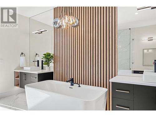 10218 Beacon Hill Drive, Lake Country, BC - Indoor Photo Showing Bathroom