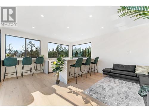 10218 Beacon Hill Drive, Lake Country, BC - Indoor Photo Showing Living Room