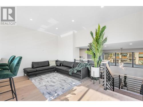 10218 Beacon Hill Drive, Lake Country, BC - Indoor Photo Showing Living Room