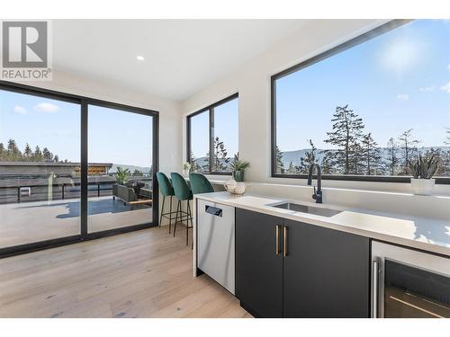 10218 Beacon Hill Drive, Lake Country, BC - Indoor Photo Showing Kitchen